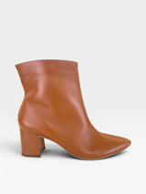 Bota Beyou Shoes Nice em couro caramelo com salto bloco de 6 cm e design elegante de cano curto