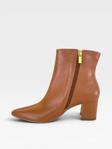 Bota Beyou Shoes Nice em couro caramelo com salto bloco de 6 cm e zíper lateral dourado, design elegante e versátil.