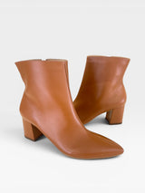 Bota Nice Beyou Shoes em couro caramelo com salto bloco de 6 cm e design elegante de cano curto
