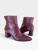 Bota Beyou Shoes Nice em couro cor cherry com salto bloco de 6 cm e design elegante para looks urbanos