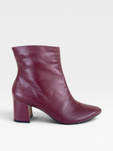 Bota Beyou Shoes Nice em couro cor cherry com salto bloco de 6 cm e design elegante