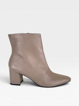 Bota feminina Beyou Shoes Nice em couro cinza com salto bloco de 6 cm e design elegante de cano curto