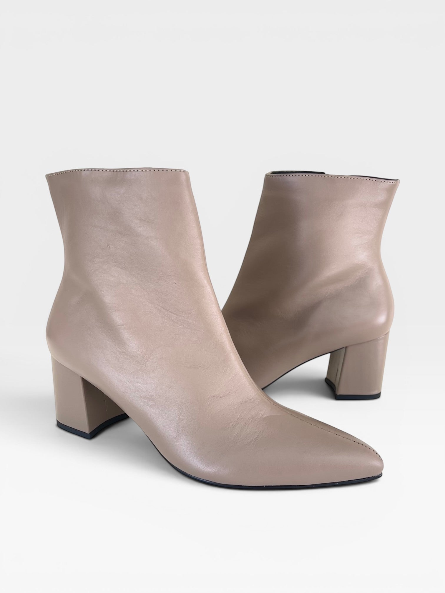 Bota Nice Beyou Shoes em couro cinza com salto bloco de 6 cm e design elegante para looks urbanos.