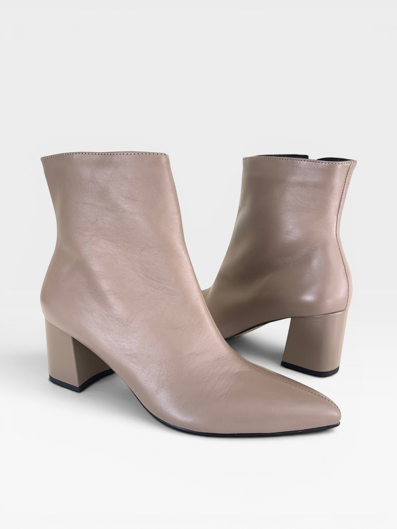 Bota Nice Beyou Shoes em couro cinza com salto bloco de 6 cm e design elegante de cano curto