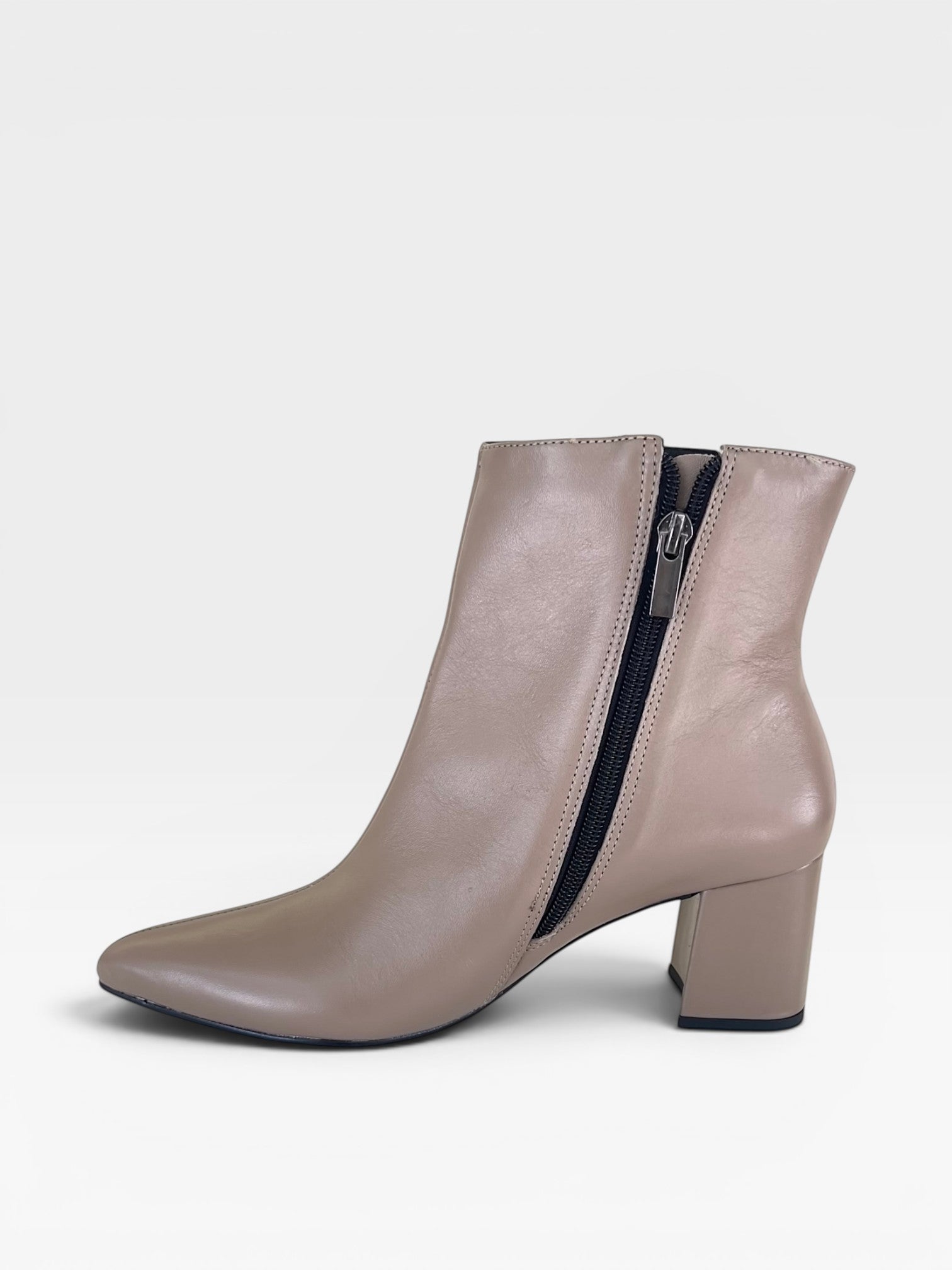 Bota Beyou Shoes Nice em couro cinza com salto bloco de 6 cm e fechamento lateral por zíper