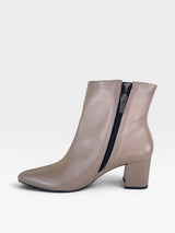 Bota Beyou Shoes Nice em couro cinza com salto bloco de 6 cm e fechamento lateral por zíper