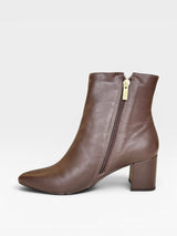 Bota Beyou Shoes Nice em couro marrom com salto bloco de 6 cm e fechamento lateral por zíper dourado
