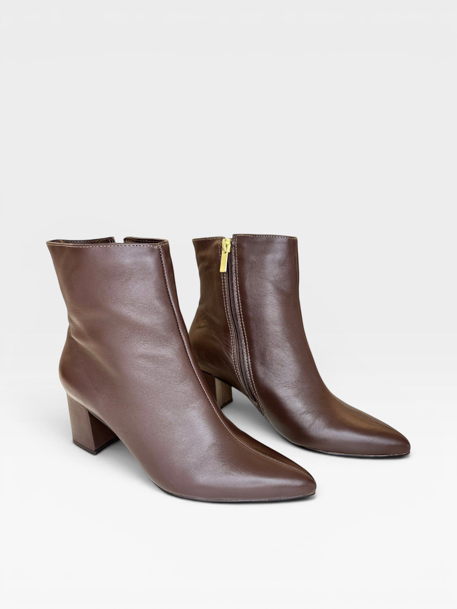 Bota Beyou Shoes Nice em couro marrom com salto bloco de 6 cm e fechamento lateral por zíper dourado
