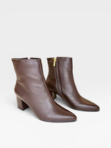 Bota Beyou Shoes Nice em couro marrom com salto bloco de 6 cm e fechamento lateral por zíper dourado
