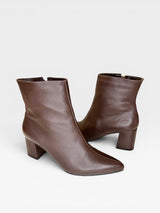 Bota Beyou Shoes Nice em couro marrom com salto bloco de 6 cm e design elegante de cano curto