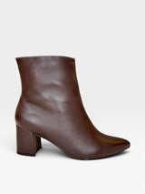 Bota Beyou Shoes Nice em couro marrom com salto bloco de 6 cm e design elegante de cano curto