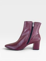 Bota Beyou Shoes Nice em couro cor marsala cherry com salto bloco de 6 cm e fechamento lateral por zíper
