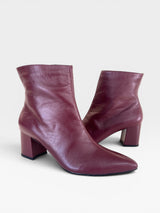Bota Beyou Shoes Nice em couro cor marsala cherry com salto bloco de 6 cm e design elegante