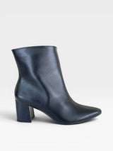 Bota Nice Beyou Shoes preta em couro com salto bloco de 6 cm, design elegante e versátil para looks urbanos.