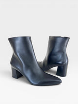 Bota Nice Beyou Shoes preta em couro com salto bloco de 6 cm e design elegante para looks urbanos.