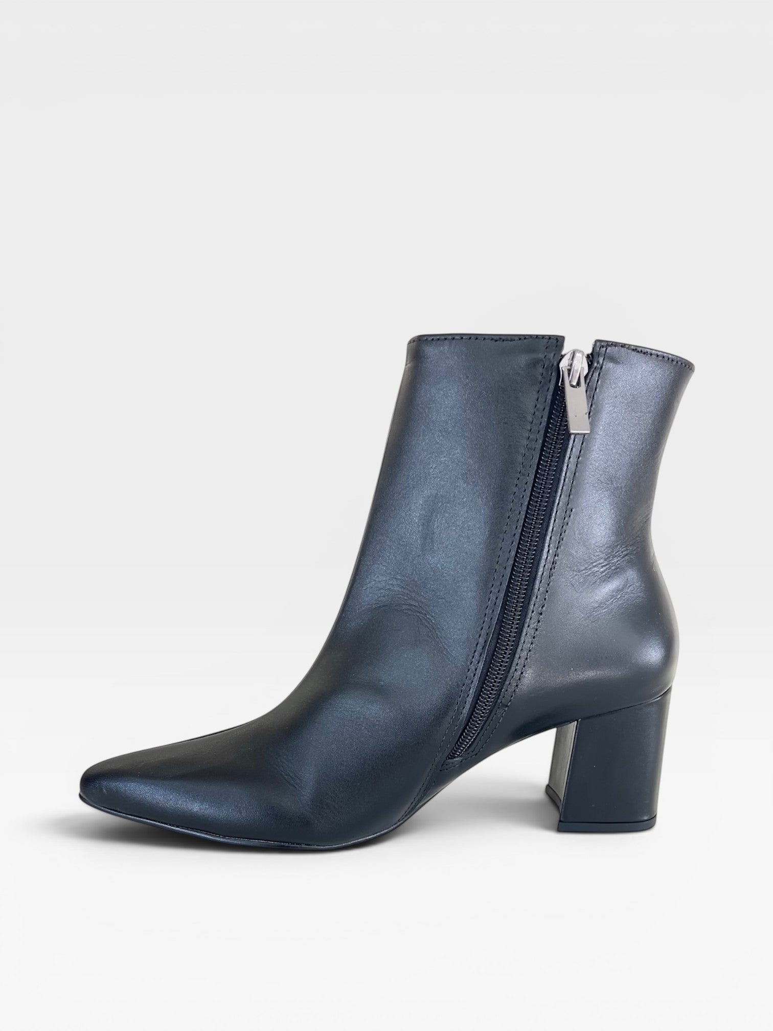Bota Nice Beyou Shoes preta em couro com salto bloco de 6 cm e fechamento lateral por zíper