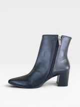 Bota Nice Beyou Shoes preta em couro com salto bloco de 6 cm e fechamento lateral por zíper