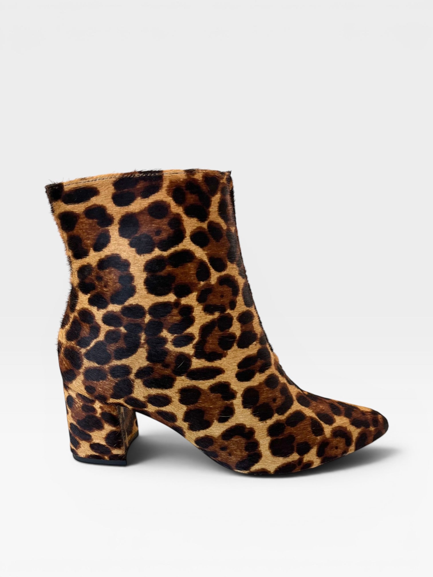 Bota Beyou Shoes Nice em couro com estampa animal print de onça e salto bloco de 6 cm