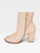 Bota Beyou Shoes New Jersey nude em napa com salto bloco de 9 cm e zíper lateral dourado