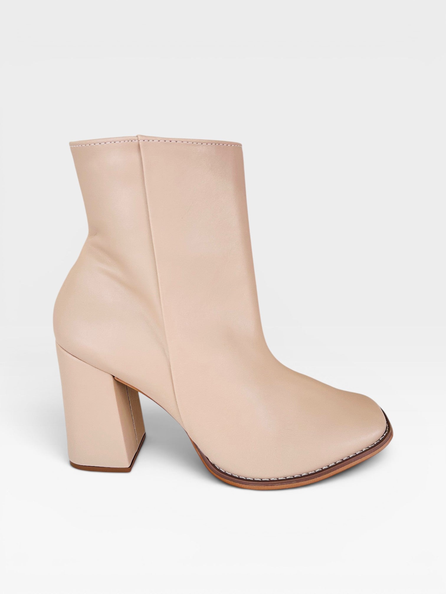 Bota Beyou Shoes New Jersey nude em napa com salto bloco de 9 cm e bico quadrado