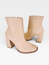 Bota Beyou Shoes New Jersey nude em napa com salto bloco de 9 cm e bico quadrado, estilo urbano e moderno.