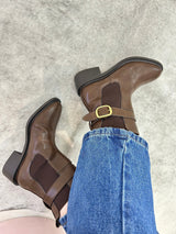 Bota Beyou Shoes Ohio marrom em napa destroyed com fivela dourada e elástico lateral, usada com calça jeans