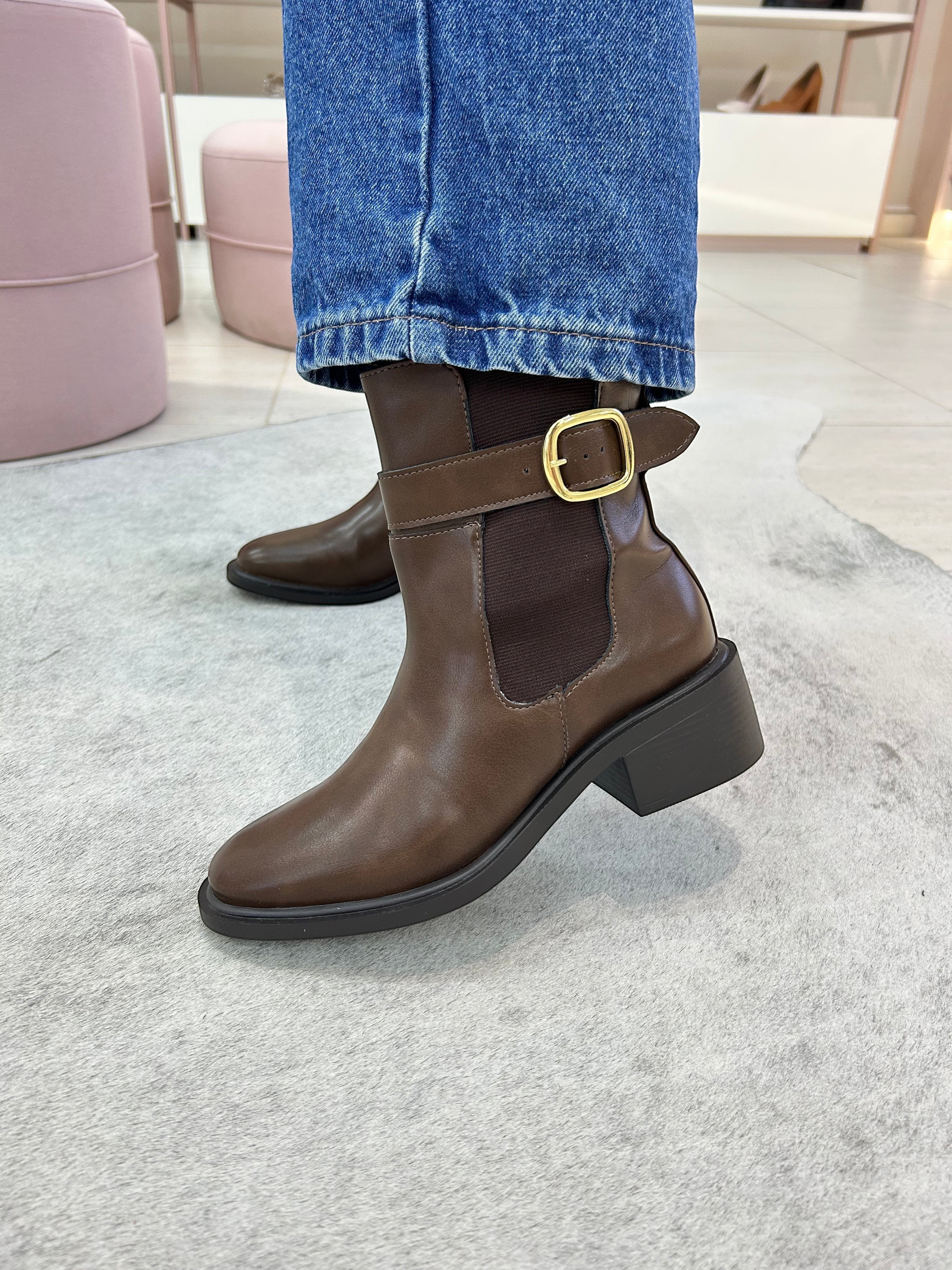 Bota Ohio Beyou Shoes marrom em napa destroyed com fivela dourada e detalhe elástico lateral