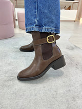 Bota Ohio Beyou Shoes marrom em napa destroyed com fivela dourada e detalhe elástico lateral