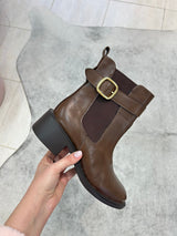 Bota Beyou Shoes Ohio marrom em napa destroyed com fivela dourada e detalhe elástico lateral
