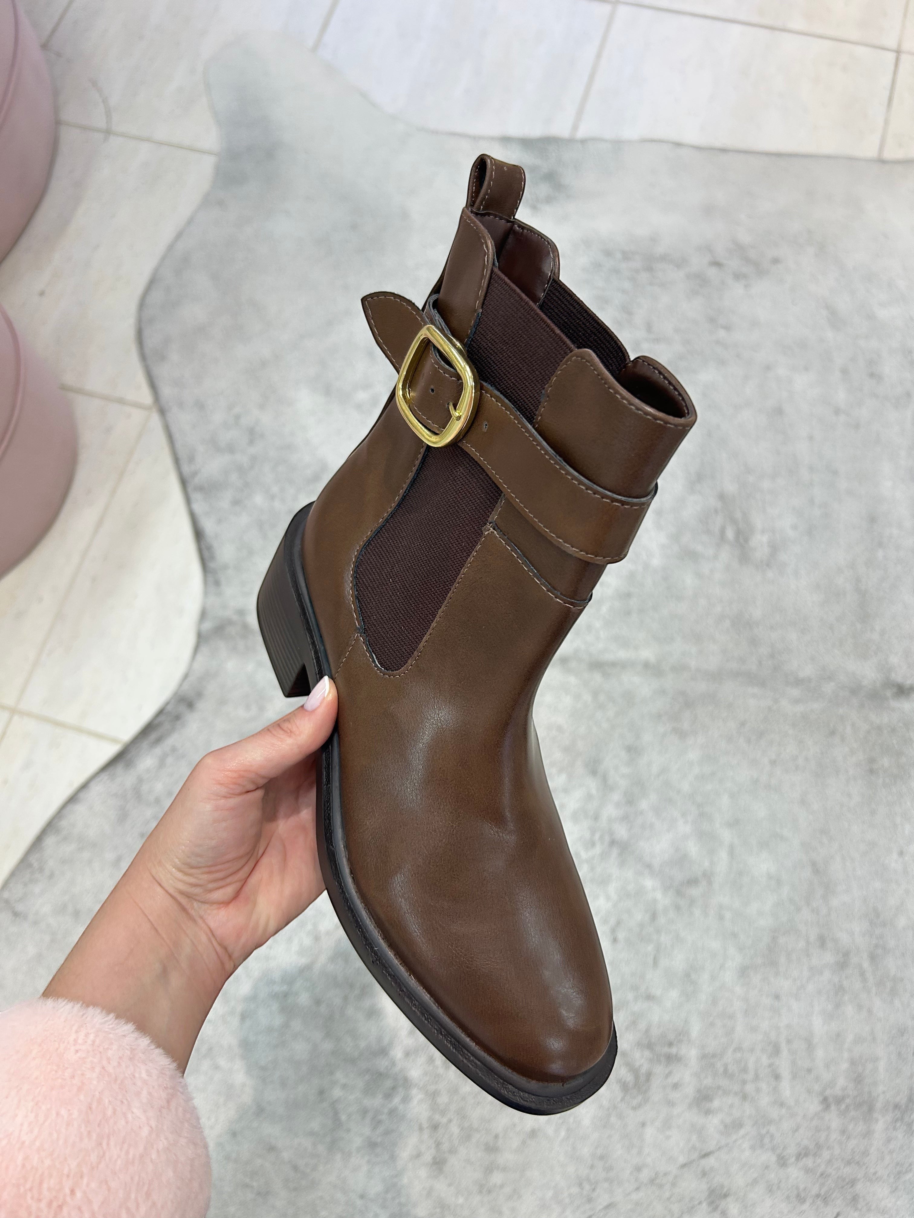 Bota Beyou Shoes Ohio marrom em napa destroyed com fivela lateral dourada e elástico, estilo casual sem salto.