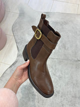 Bota Beyou Shoes Ohio marrom em napa destroyed com fivela lateral dourada e elástico, estilo casual sem salto.
