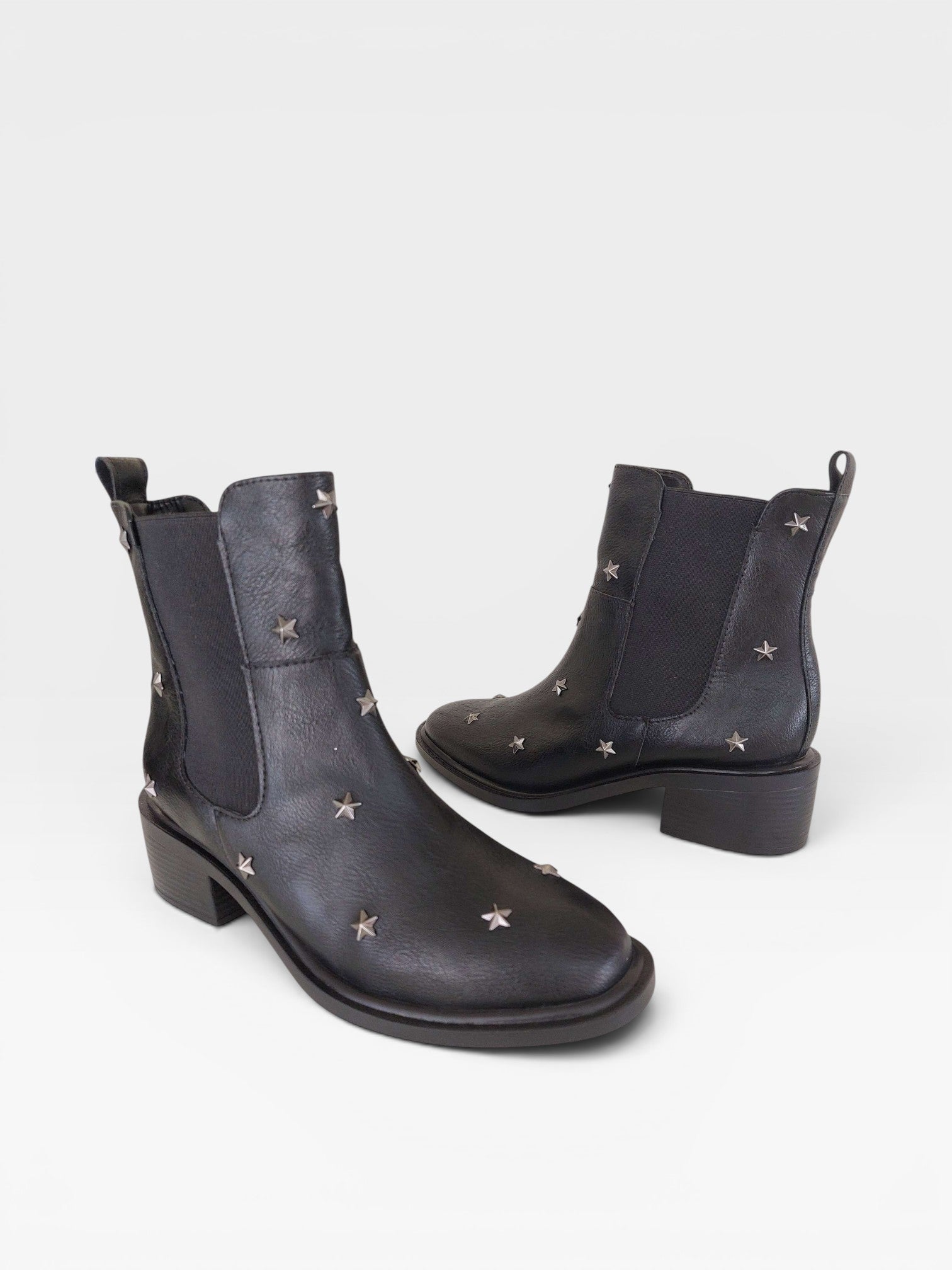 Bota Ohio Beyou Shoes preta em napa destroyed com detalhes de estrelas metálicas e elástico lateral