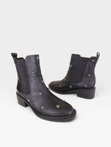 Bota Ohio Beyou Shoes preta em napa destroyed com detalhes de estrelas metálicas e elástico lateral
