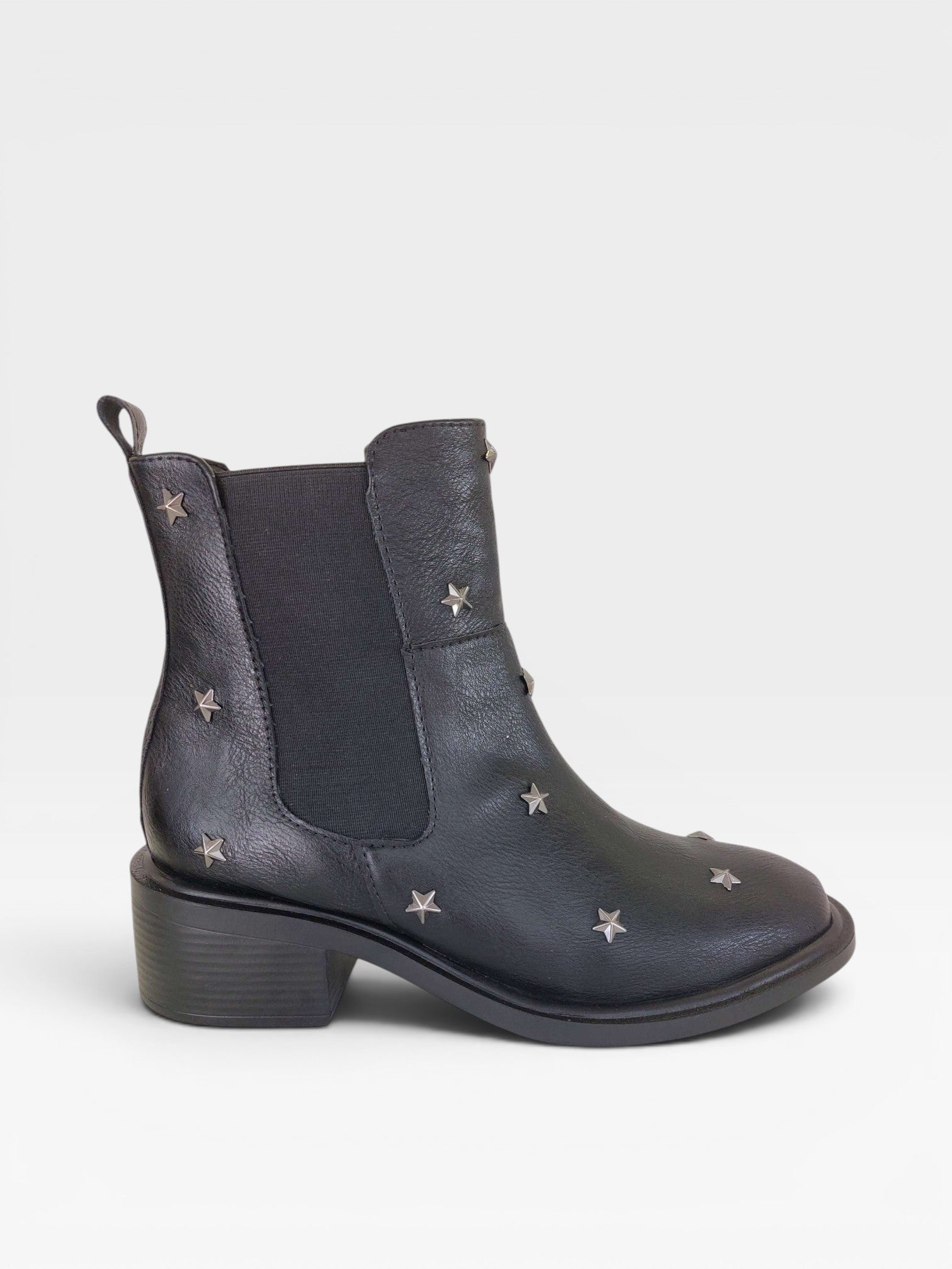 Bota Beyou Shoes Ohio preta em napa destroyed com detalhes de estrelas metálicas e elástico lateral