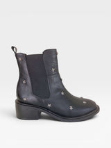 Bota Beyou Shoes Ohio preta em napa destroyed com detalhes de estrelas metálicas e elástico lateral