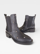 Bota Beyou Shoes Ohio preta em napa destroyed com detalhes de estrelas metálicas e elásticos laterais
