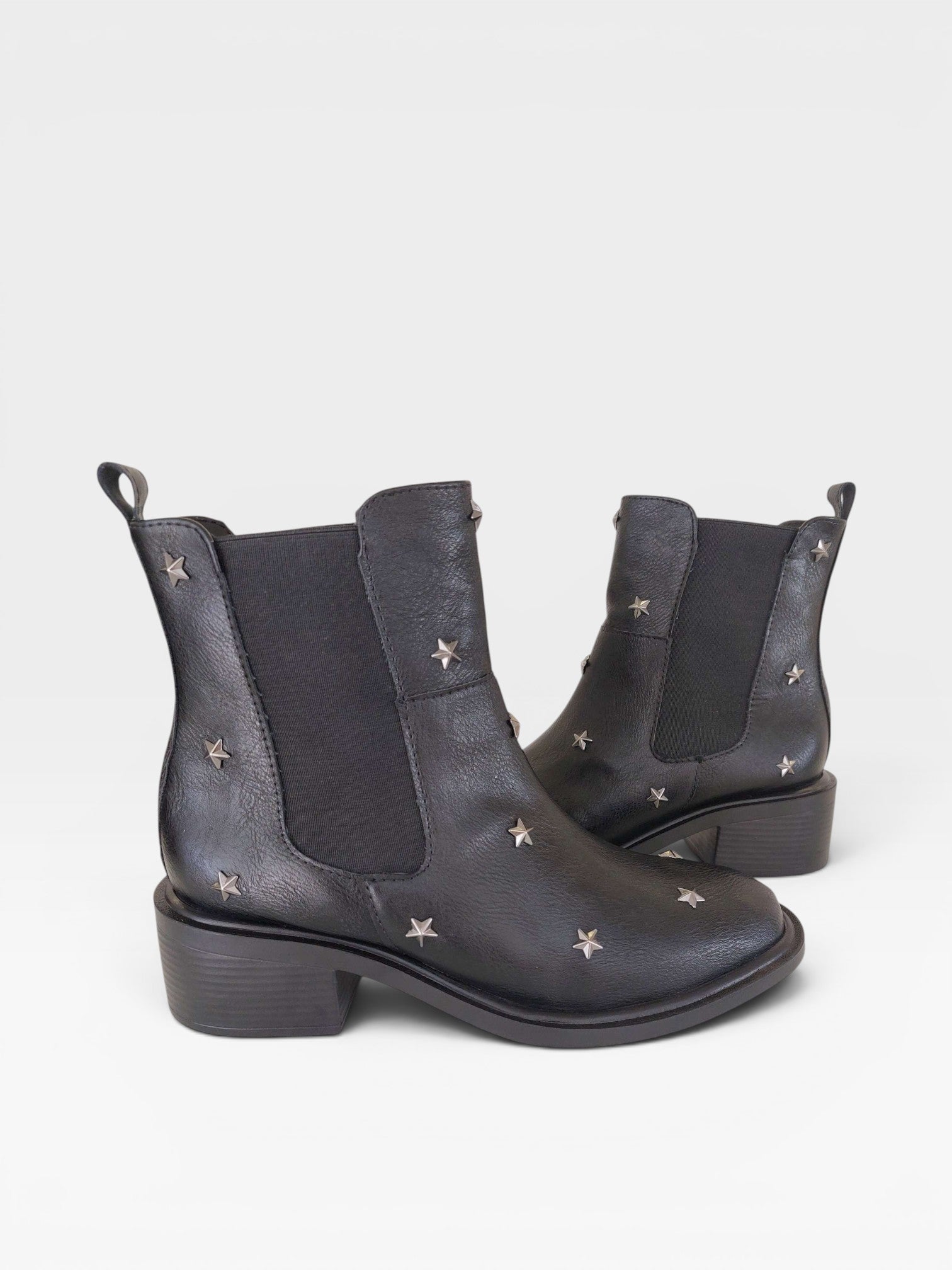 Bota Beyou Shoes Ohio preta em napa destroyed com detalhes de estrelas metálicas e elástico lateral