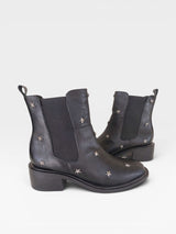 Bota Beyou Shoes Ohio preta em napa destroyed com detalhes de estrelas metálicas e elástico lateral