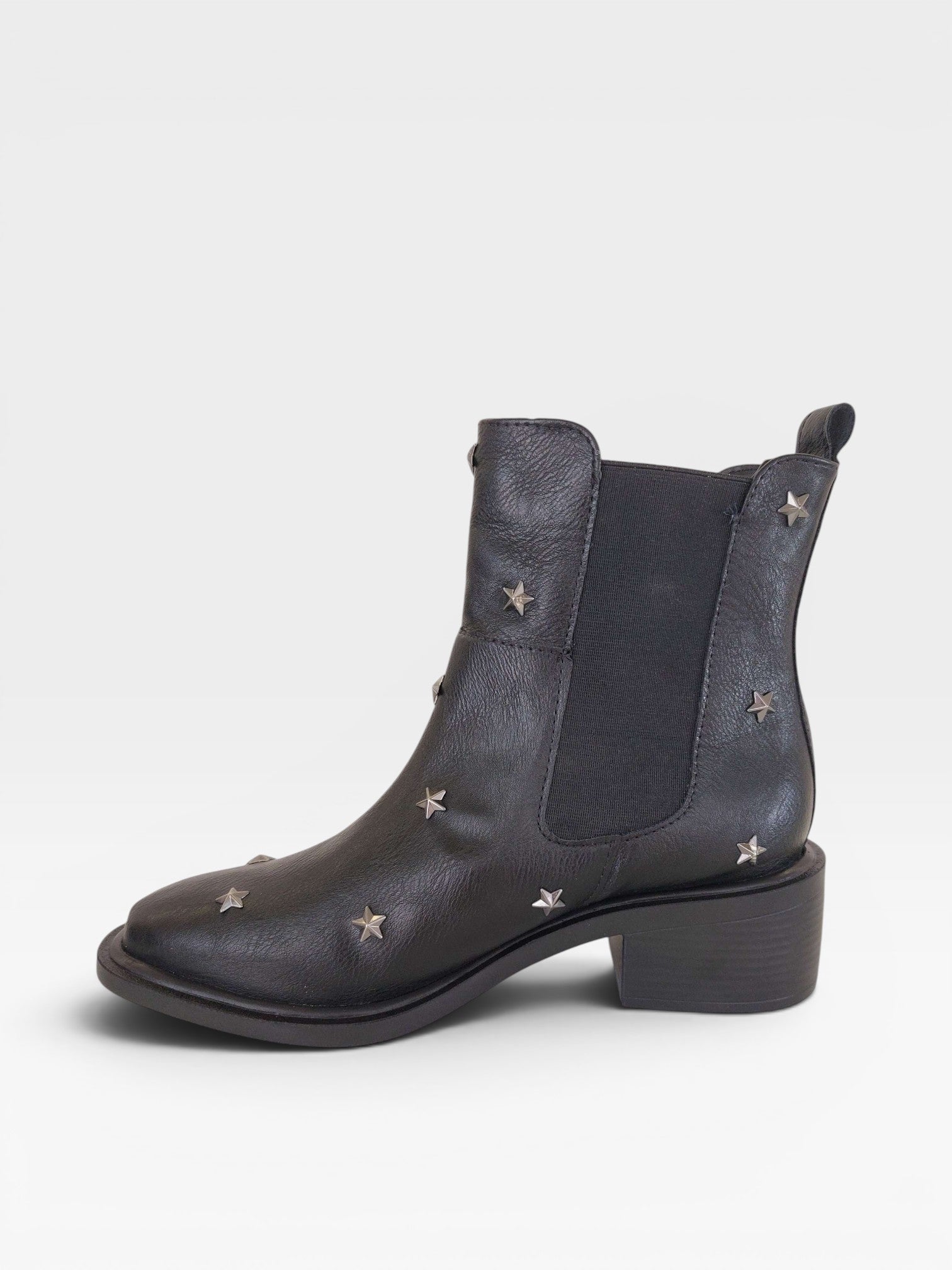 Bota Beyou Shoes Ohio preta em napa destroyed com detalhes de estrelas metálicas e elástico lateral