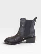 Bota Beyou Shoes Ohio preta em napa destroyed com detalhes de estrelas metálicas e elástico lateral
