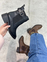Bota Beyou Shoes Ohio preta em napa destroyed com fivela lateral e detalhe elástico, exibida ao lado de modelo calçada