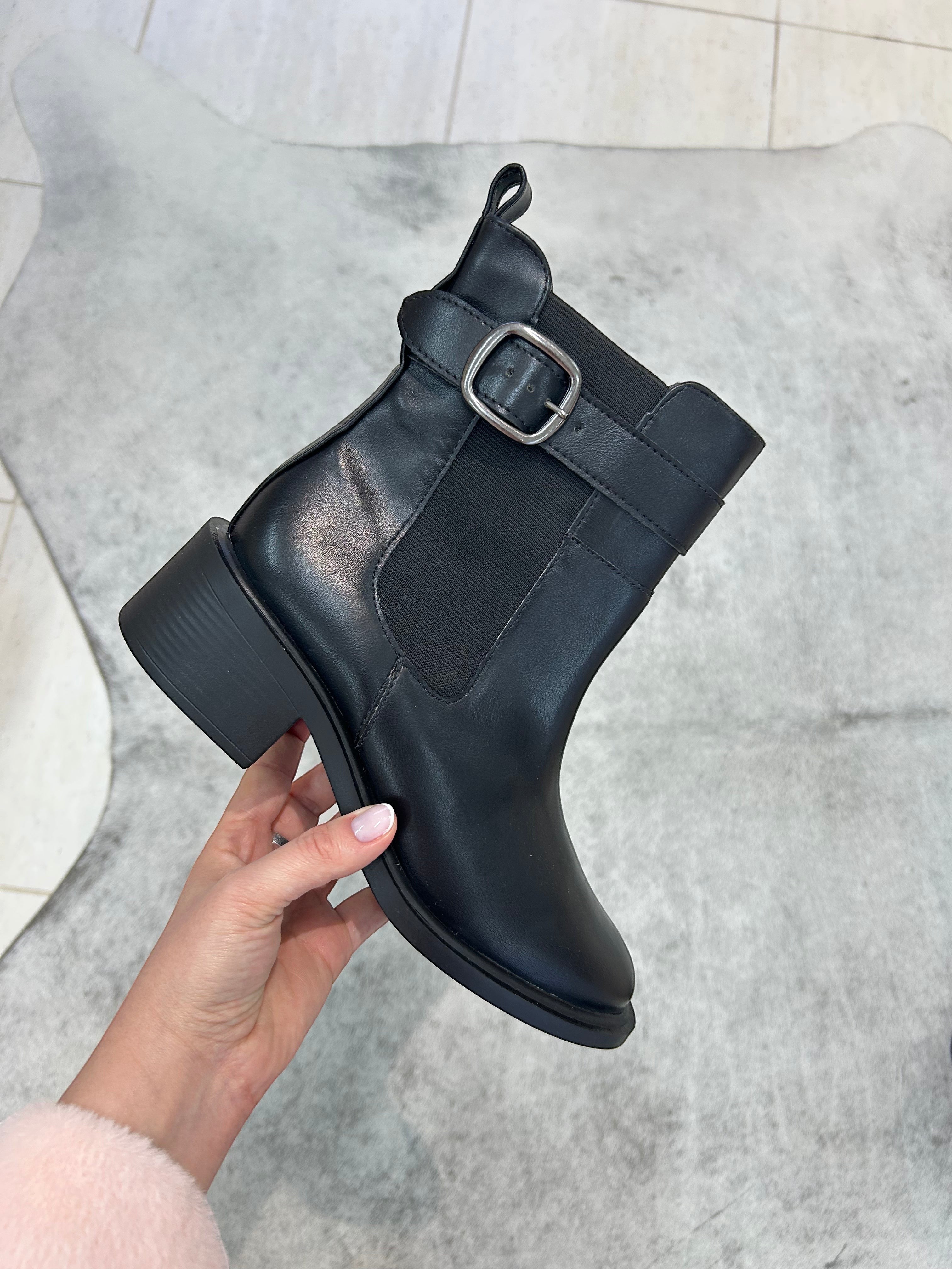 Bota Beyou Shoes Ohio preta em napa destroyed com fivela lateral e elástico, estilo casual sem salto.