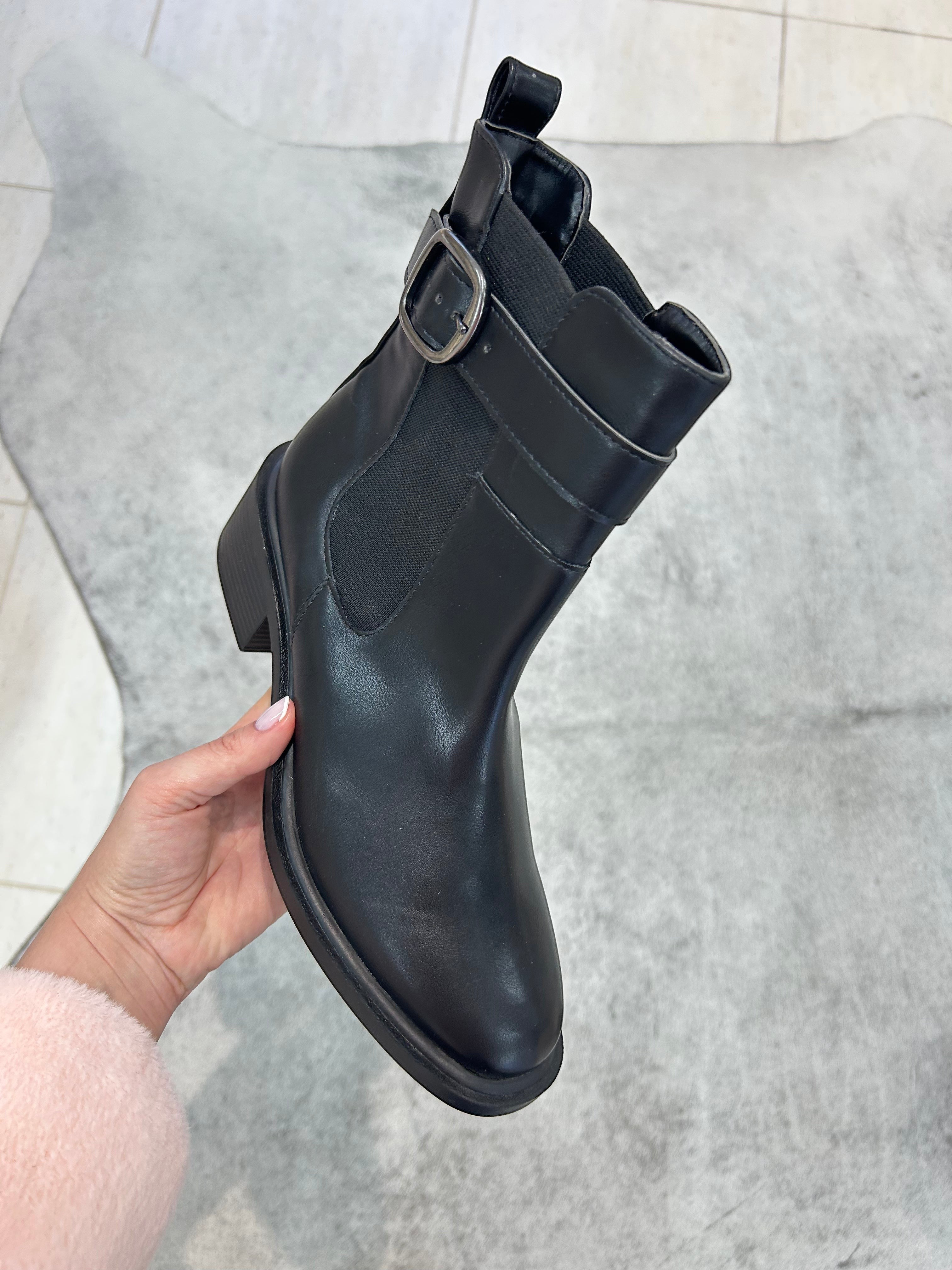 Bota Beyou Shoes Ohio preta em napa destroyed, estilo chelsea com fivela lateral e sem salto, ideal para o inverno.