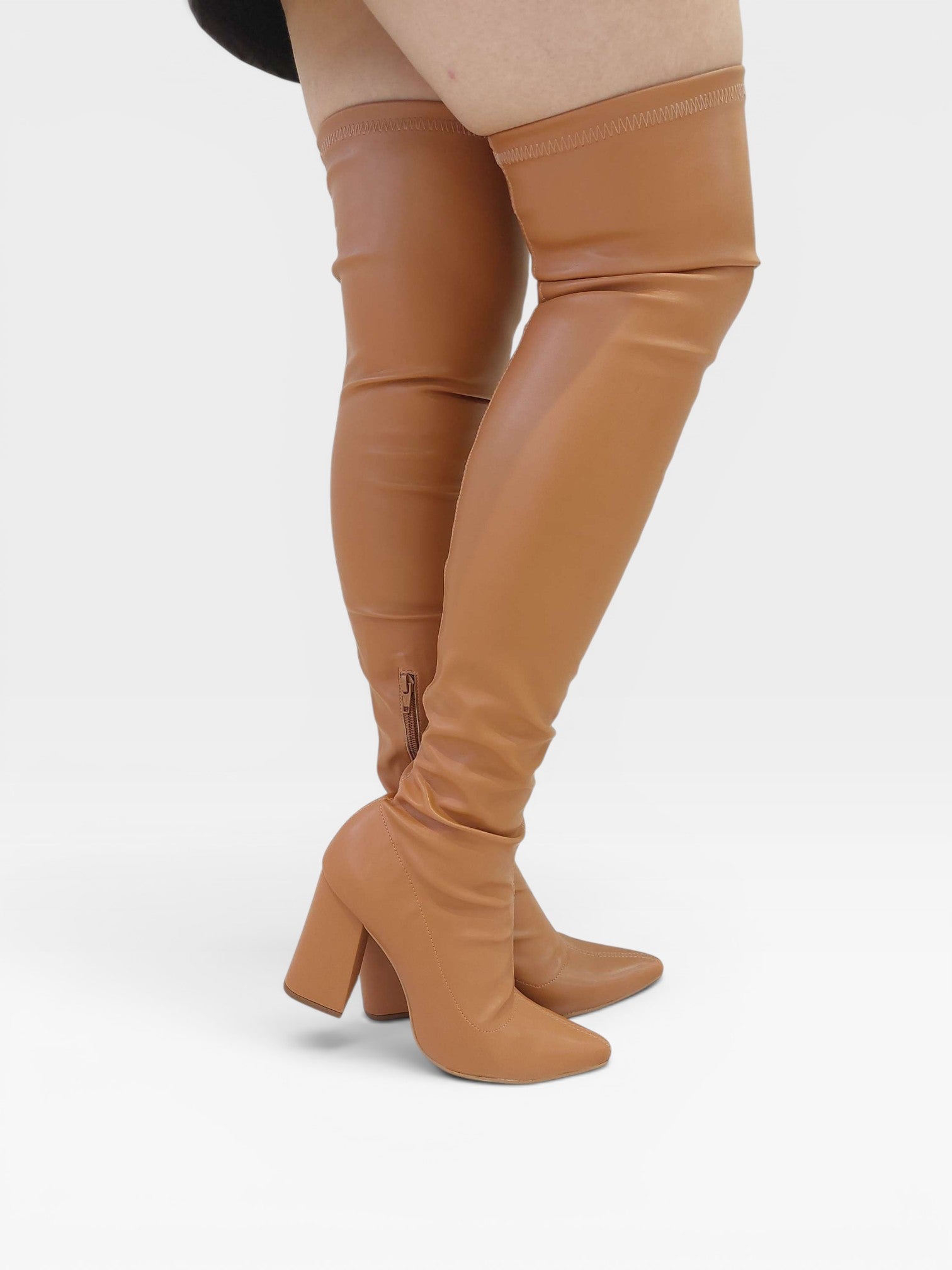 Bota over the knee Beyou Shoes caramelo em napa stretch com salto bloco de 9 cm e bico fino