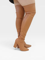 Bota over the knee Beyou Shoes caramelo em napa stretch com salto bloco de 9 cm e bico fino