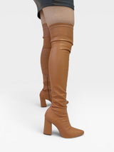 Bota over the knee Beyou Shoes caramelo em napa stretch com salto bloco de 9 cm, vista lateral no corpo.