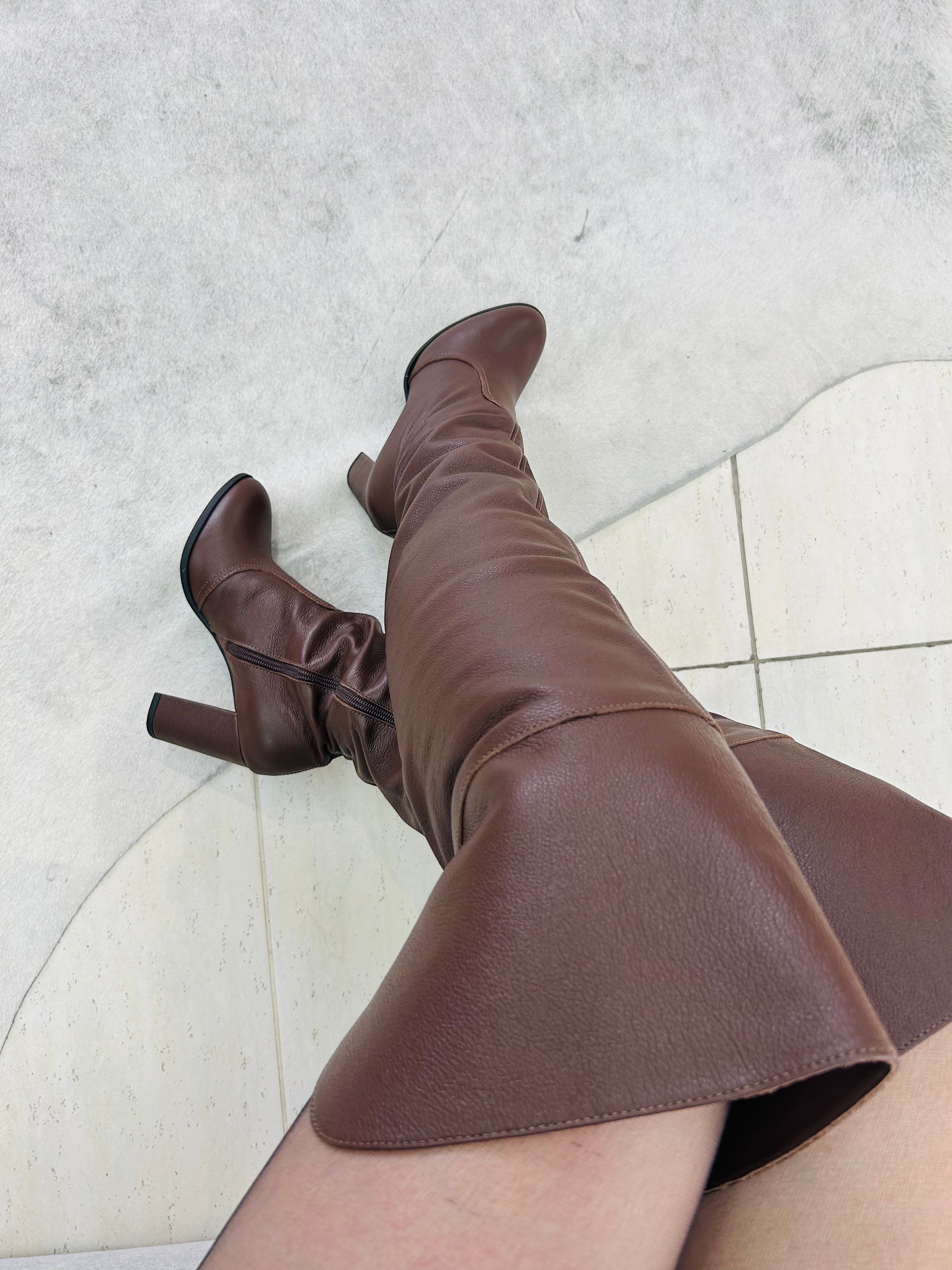 Bota over the knee Beyou Shoes em couro marrom com salto alto de 9 cm, elegante e sofisticada.