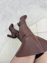 Bota over the knee Beyou Shoes em couro marrom com salto alto de 9 cm, elegante e sofisticada.