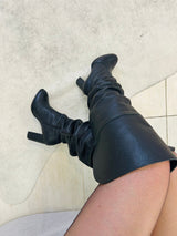 Bota over the knee Beyou Shoes preta em couro com salto alto e design franzido elegante