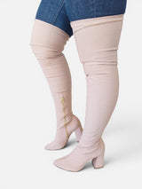 Bota over the knee Beyou Shoes na cor nude, feita em tecido lycra com salto bloco de 9 cm e zíper lateral dourado.